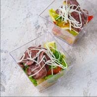 Салат с телятиной, овощами и соусом понзу