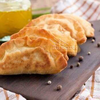 Пирожок с зеленым луком и яйцом